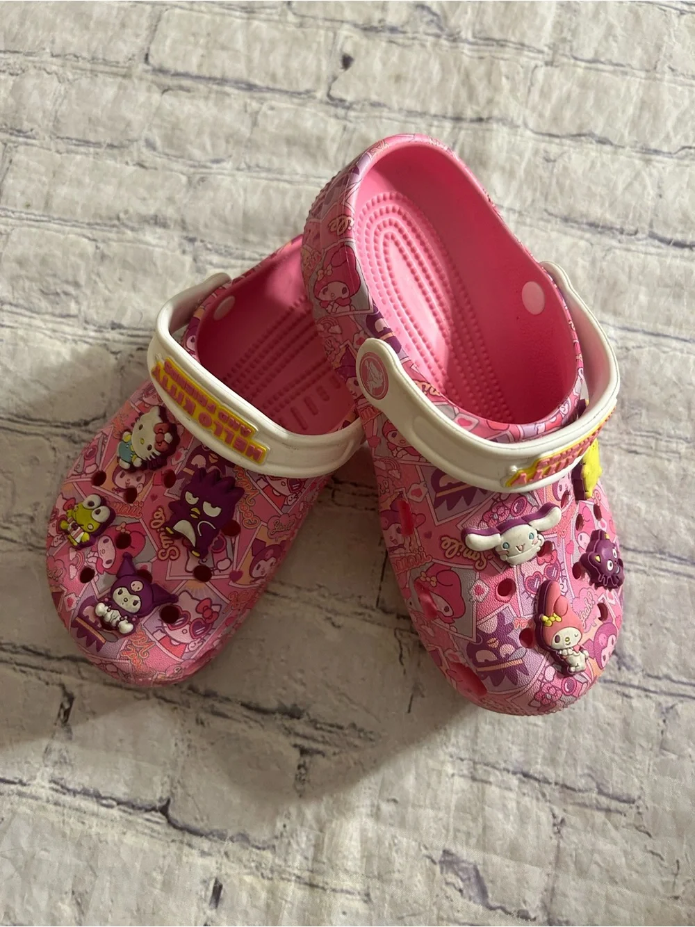 HELLO KITTY AND FRIENDS PINK CROCS ALL-OVER SANDRIO CHARACTERS & JIBBITZ CHARMS